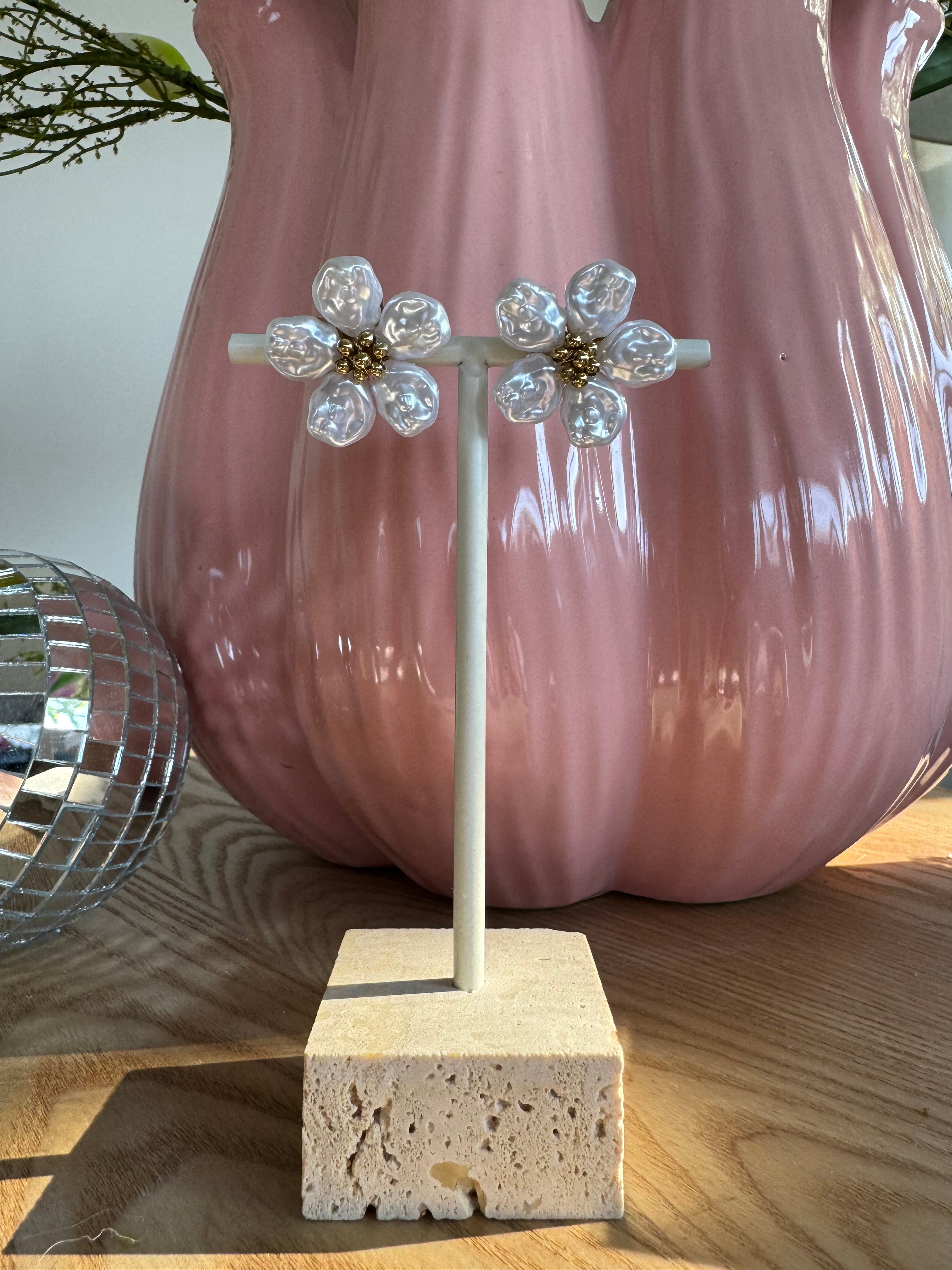 Lily pearl earring